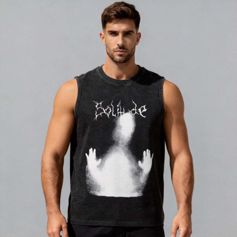 jimeng 2026 04 01 2318 将模特的T恤替换为第2张图片中的黑色背心，前幅保留白色logo，下半身搭配深色裤...