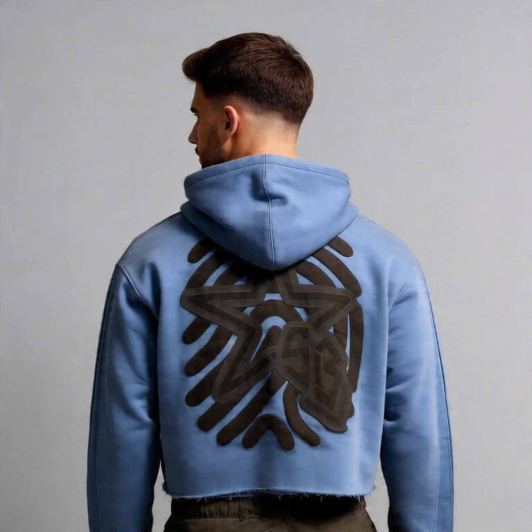 Jimeng 2026 04 16 2028 模特1 穿上连帽衫2 ，生成背面上半身照，背景纯浅灰色，下半身自由搭配裤子，图片...