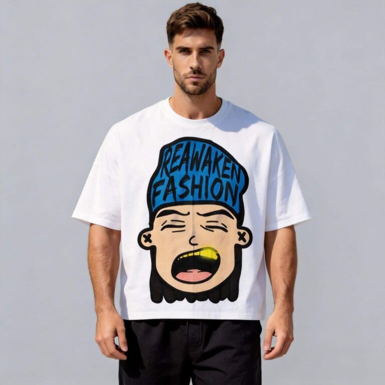 Jimeng 2026 04 14 9377 将模特的T恤替换为@图片2的前幅T恤，背景改为纯浅灰色，下半身搭配合适的裤子，生...