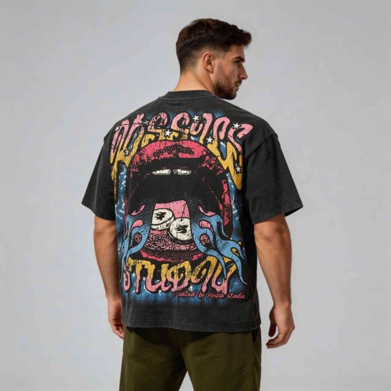 Jimeng 2026 04 14 7004 将模特的T恤替换为@图片3的后幅T恤，背景改为纯浅灰色，下半身搭配合适的裤子，生...