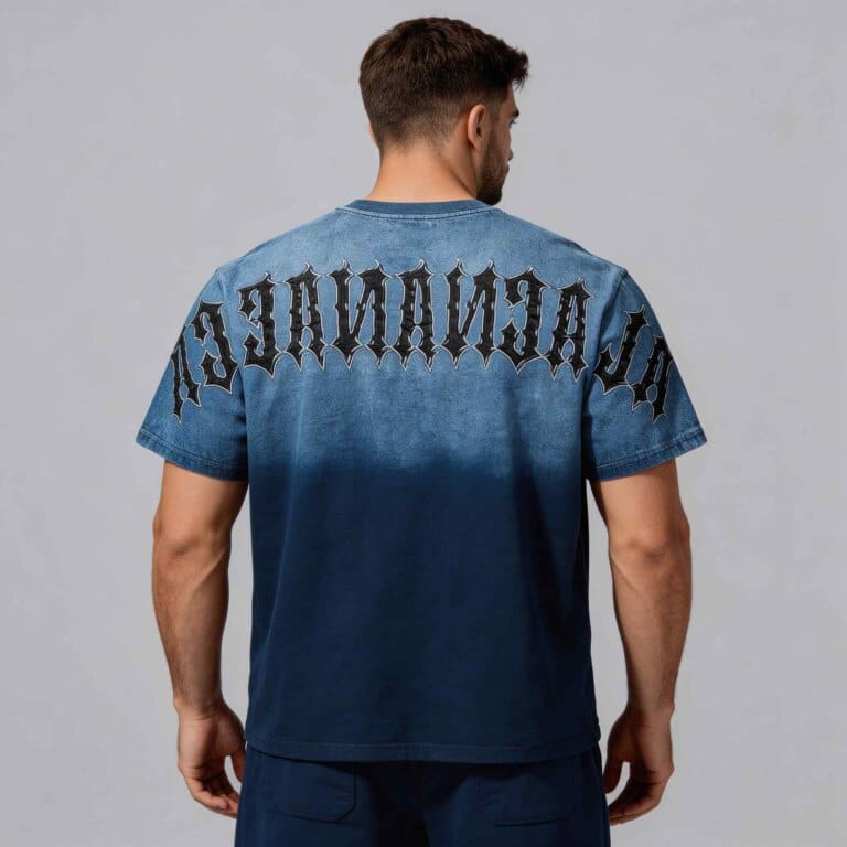 Jimeng 2026 04 14 9303 将模特的T恤替换为@图片3的后幅T恤，背景改为纯浅灰色，下半身搭配合适的裤子，生...