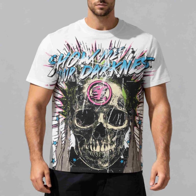 Jimeng 2026 04 14 7682 将模特的T恤替换为@图片2的前幅T恤，背景改为纯浅灰色，下半身搭配合适的裤子，生...