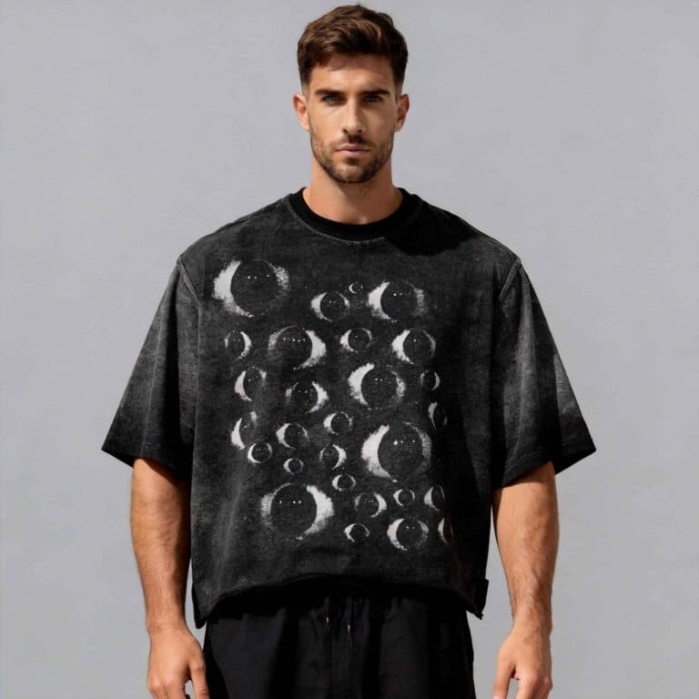 Jimeng 2026 04 14 9387 将模特的T恤替换为@图片2的前幅T恤，背景改为纯浅灰色，下半身搭配合适的裤子，生...