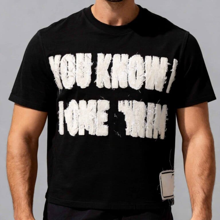 Jimeng 2026 04 14 5458 将模特的T恤替换为@图片2的前幅T恤，背景改为纯浅灰色，下半身搭配合适的裤子，生...