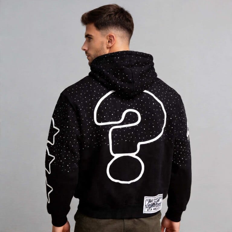 Jimeng 2026 04 16 5130 模特1 穿上连帽衫2 ，生成背面上半身照，衣长与模特3 原穿着长度一致，保留连帽...